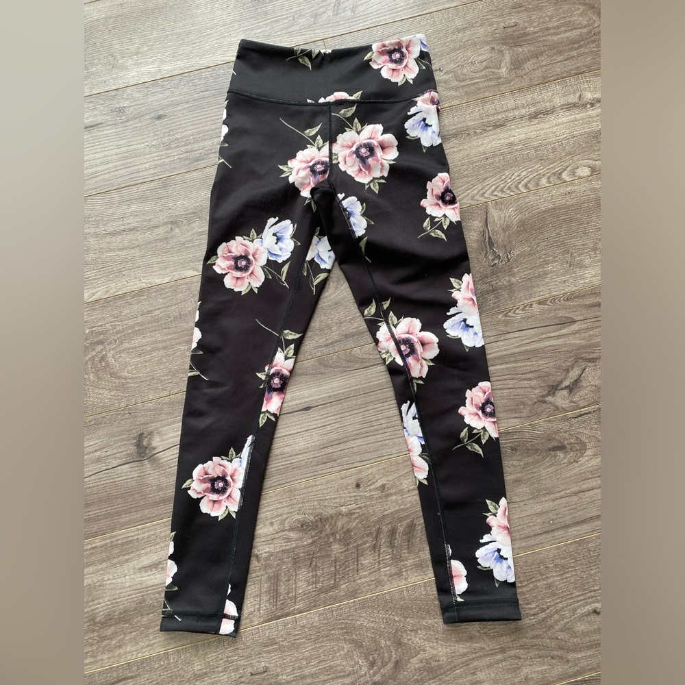 CLEAROUT black high waist leggings w/ large floral print
